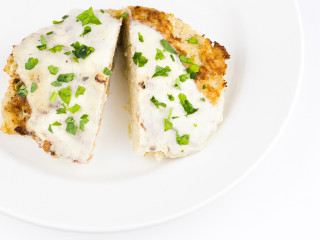 Биточек рыбный с соусом